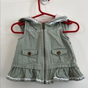 Tahari baby sleeveless hooded vest size 6-9 m
